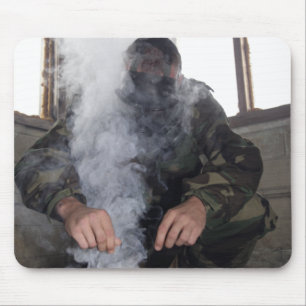 Mousepad Um fuzileiro naval enche a câmara de gás com mai