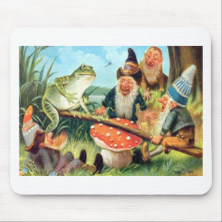Mousepad Um Gnomo e Sapo em uma Marra de Cogumelo