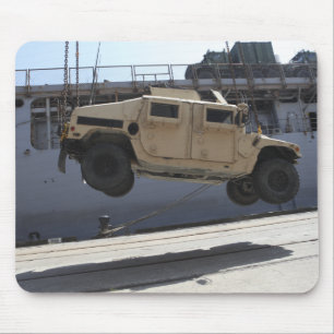 Mousepad Um guindaste levanta um Humvee M998