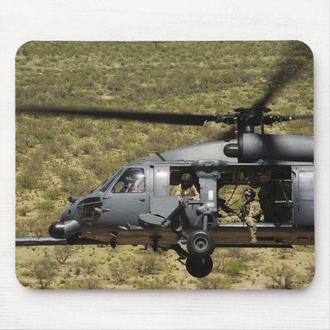 Mousepad Um HH-60 Pave Hawk voa sobre o deserto (Frente)