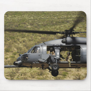 Mousepad Um HH-60 pavimenta o falcão voa sobre o deserto
