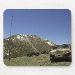 Mousepad Um Humvee é estacionado no local re-transmissor