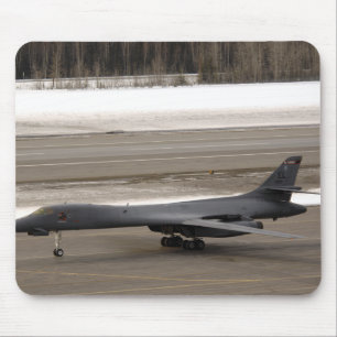 Mousepad Um lanceiro de B-1B executa um toque - e - vai