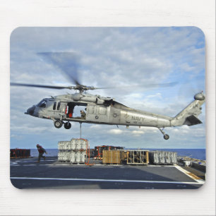 Mousepad Um MH-60S Seahawk prepara-se para entregar o