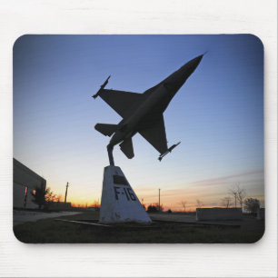 Mousepad Um modelo escala de um falcão de combate do F-16 