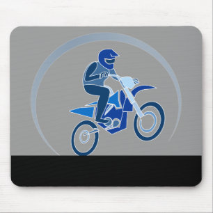 Mousepad Um motoqueiro a fazer uma caminhada.