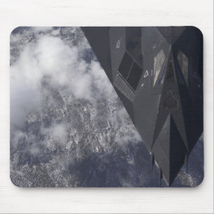 Mousepad Um noitibó-americano de F-117A voa altamente sobr