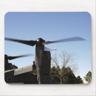 Mousepad Um Osprey CV-22 prepara-se para descolar