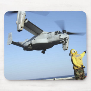 Mousepad Um Osprey MV-22 é lançado do USS Nassau