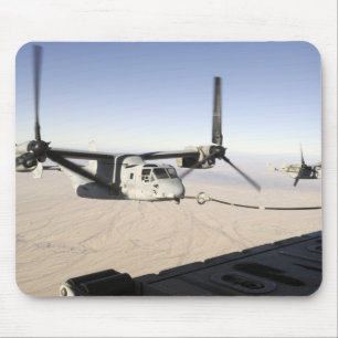 Mousepad Um Osprey MV-22 reabastece o midflight