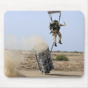 Mousepad Um pararescueman deixa cair na zona