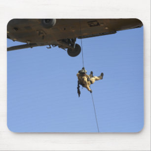 Mousepad Um pararescueman rappels de um HH-60