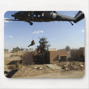 Mousepad Um pararescueman rappels de um HH-60 2