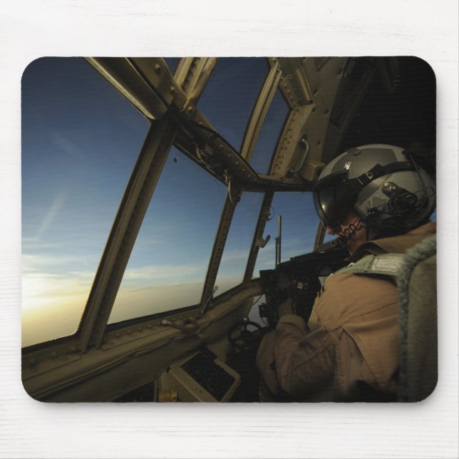 Mousepad Um piloto de Hércules C-130 examina o horizonte (Frente)