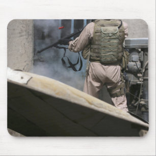 Mousepad Um polícia militar usa um rompimento circularment