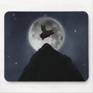 Mousepad Um porco atravessa a lua de cheio sobre o pico da