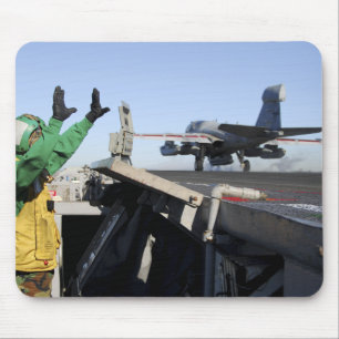 Mousepad Um predador de EA-6B lança-se da plataforma de v