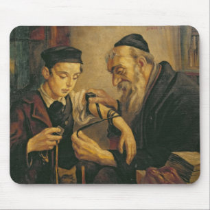 Mousepad Um rabino que amarra os Phylacteries ao braço de