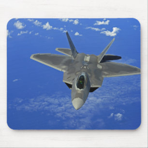 Mousepad Um Raptor F-22 da Força Aérea dos EUA em voo perto
