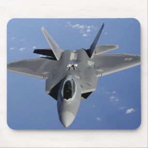 Mousepad Um raptor F-22 move-se na posição para receber f