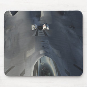 Mousepad Um raptor F-22 move-se na posição para receber f