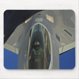 Mousepad Um Raptor F-22 recebe combustível de um KC-135