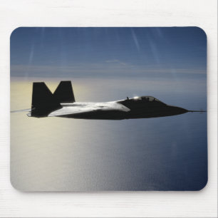 Mousepad Um raptor F/A-22 voa uma missão de treinamento 2