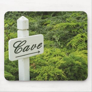 Mousepad Um sinal apontando para a adega (Cave) em