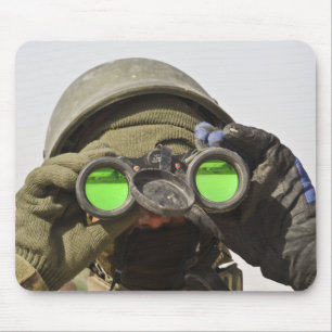 Mousepad Um soldado afegão faz a varredura do horizonte