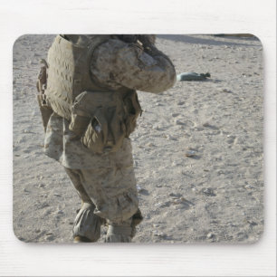 Mousepad Um soldado contrata seu alvo em um tiro soou