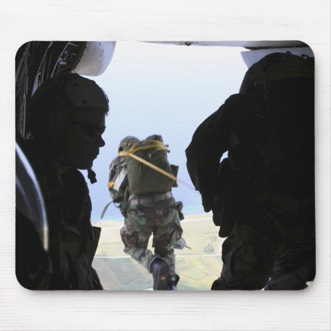 Mousepad Um Soldado executa um salto de linha estática (Frente)