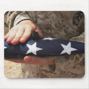 Mousepad Um soldado guardara a bandeira dos Estados Unidos