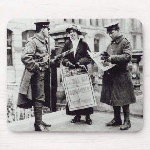 Mousepad Um Suffragette que vende jornais a dois