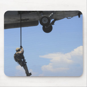 Mousepad Um técnico de eliminação de explosivos