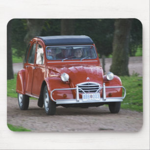 Mousepad Um velho Citroen 2CV vermelho com uma mulher sorri