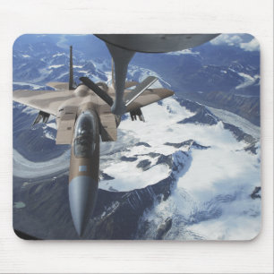 Mousepad Uma aeronave F-15C Eagle fica atrás de uma KC-135R