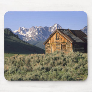Mousepad Uma cabana de madeira e as montanhas Sawtooth em