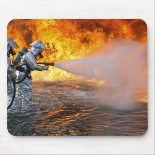 Mousepad Uma equipe da luta contra o incêndio do salvament
