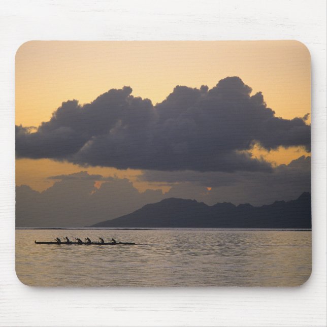 Mousepad Uma equipe de canoa outrigger pratica na costa (Frente)
