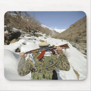 Mousepad Uma guarda de Mujahadeen anda com membe das força