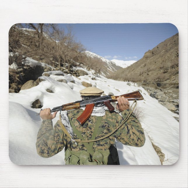 Mousepad Uma Guarda Mujahadeen caminha com o membro militar (Frente)