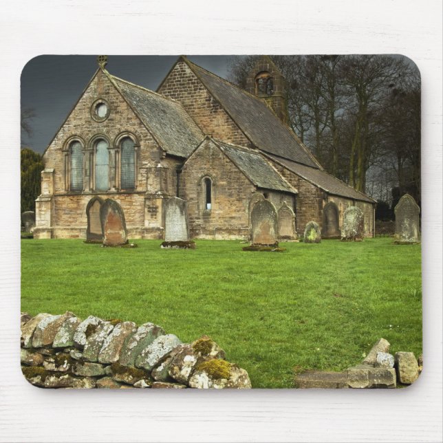 Mousepad Uma igreja velha sob um céu escuro (Frente)