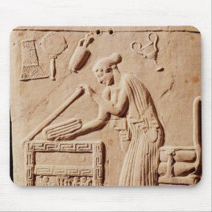 Mousepad Uma jovem mulher que arranja a roupa em a