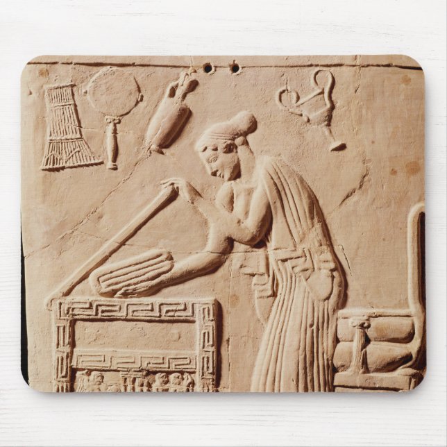 Mousepad Uma jovem mulher que arranja a roupa em a (Frente)