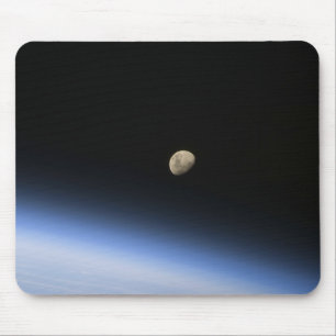 Mousepad Uma lua gibbous visível acima da atmosfera de