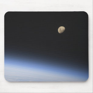Mousepad Uma lua gibbous visível acima da atmosfera de