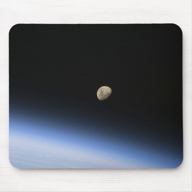 Mousepad Uma lua gigante visível sobre a atmosfera da Terra (Frente)