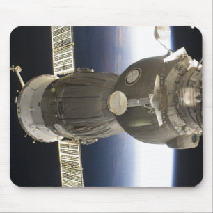 Mousepad Uma nave espacial de Soyuz backdropped pela terra