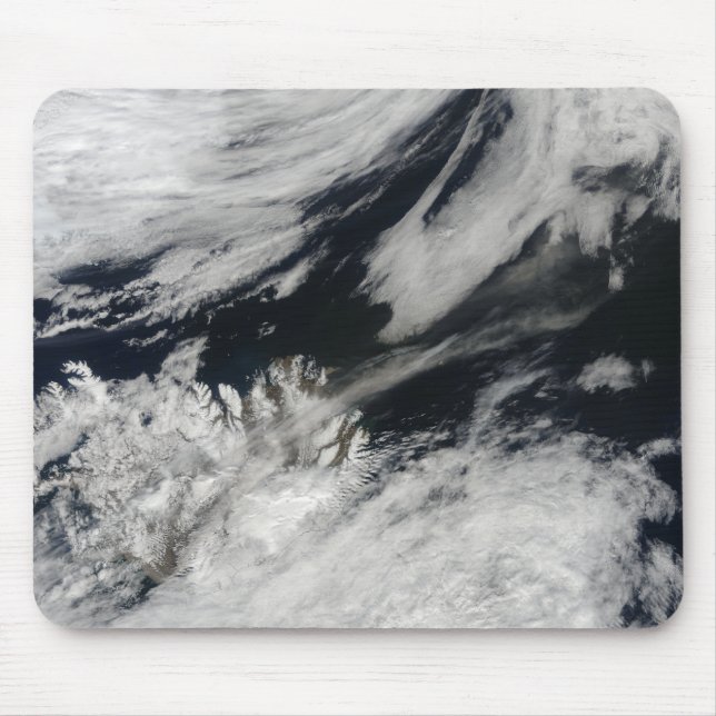 Mousepad Uma pluma de cinzas de cinza pálida sopra do cume (Frente)