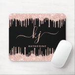 Mousepad Unidades de brilho Douradas do Rosa de Blush Elega<br><div class="desc">Rapariga, Elegante, Sylish Blush Rosa Glitter Dourado Drips 2 Monograma Script personalizado nome monograma mousepad em preto. Apresentando um moderno falso luxo, cor-de-rosa rosa rosa rosa-rosa, um quadro de gotejamento dourado, uma grande fonte de script monograma com letras duplas com pestanas (iniciais de tamanho grande) e um nome de fonte...</div>